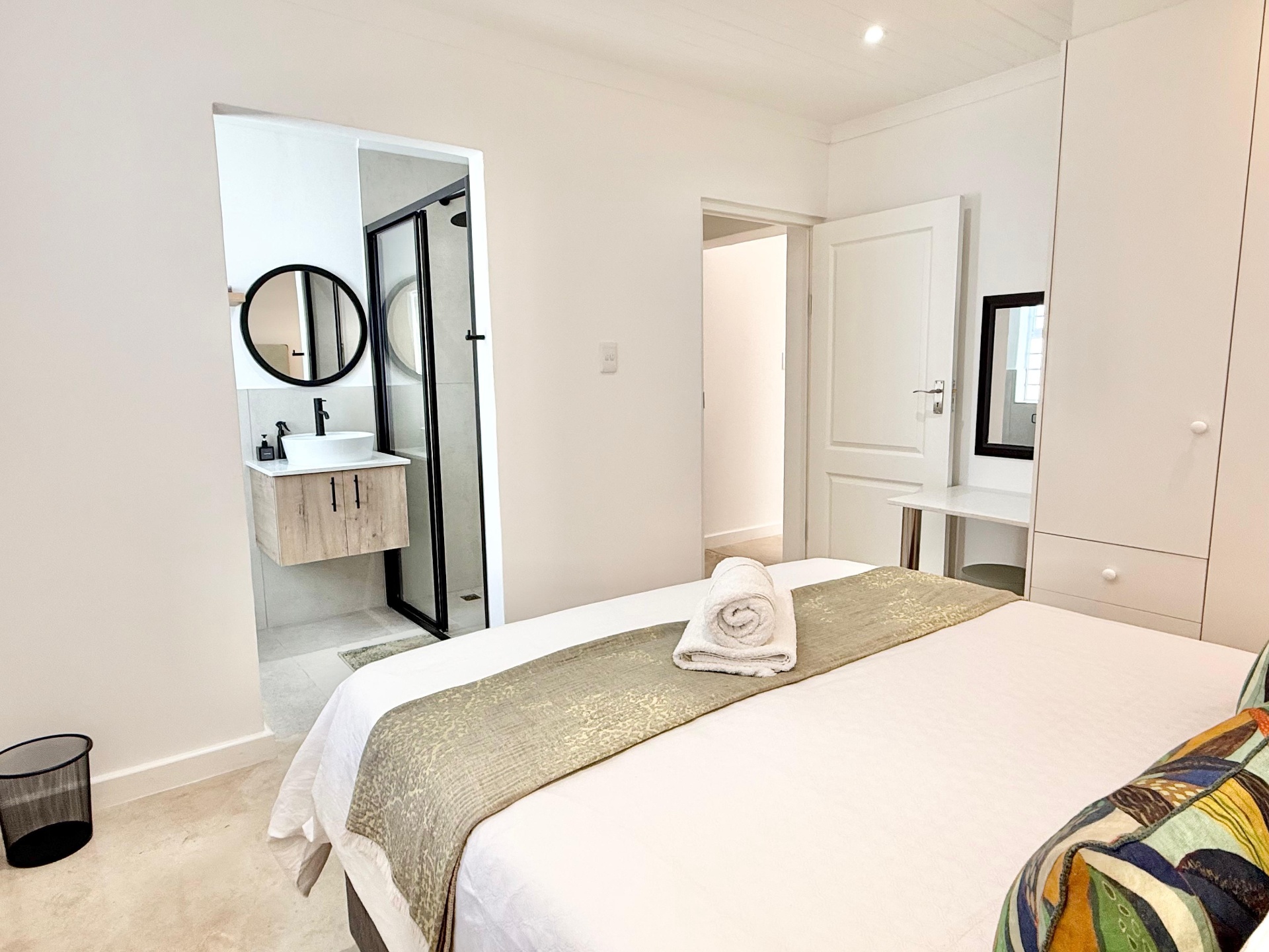 Bedroom with en-suite bathroom and dressing area